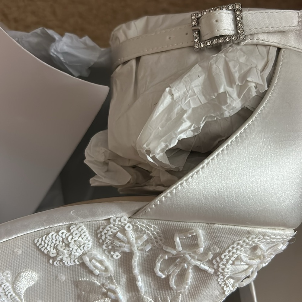 Nwt betsy johnson white wedges 9.5